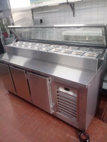 Balcão refrigerado em aço inox com condimentadora sob medida