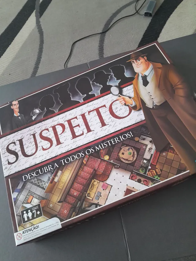 Exata Publicidade e Propaganda - Objetos do Baú: Jogo Detetive Um clássico  mundial dos jogos de tabuleiro! Detetive (originalmente e em Portugal  Cluedo; nos Estados Unidos, Clue) é um jogo de tabuleiro