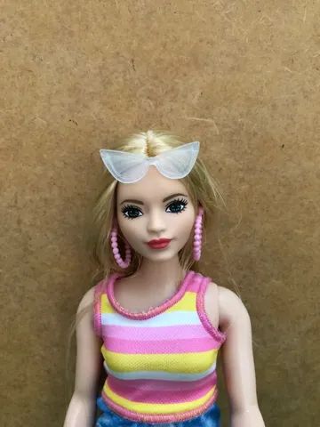 Barbie de chapéu fica na praia