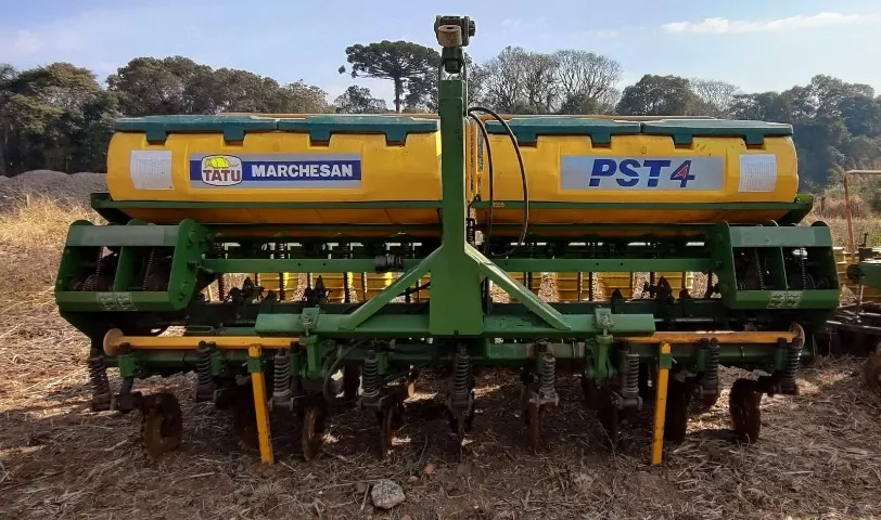 Plantadeira Tatu - Marchesan PST4, 9L pivotadas, disco e facão fixo. Fabricação 2014
