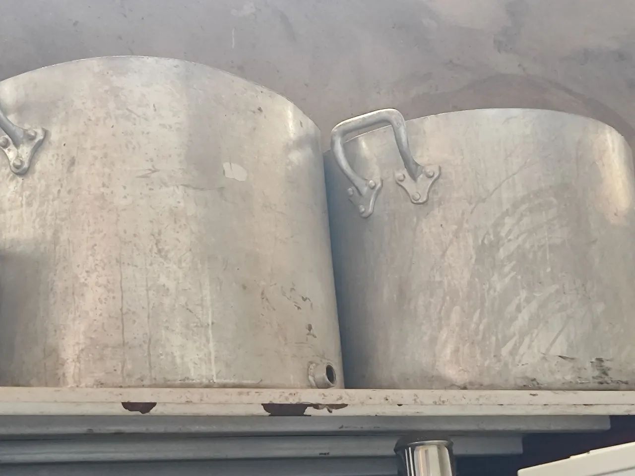 Vendo 2 caldeirões grandes de alumínio 