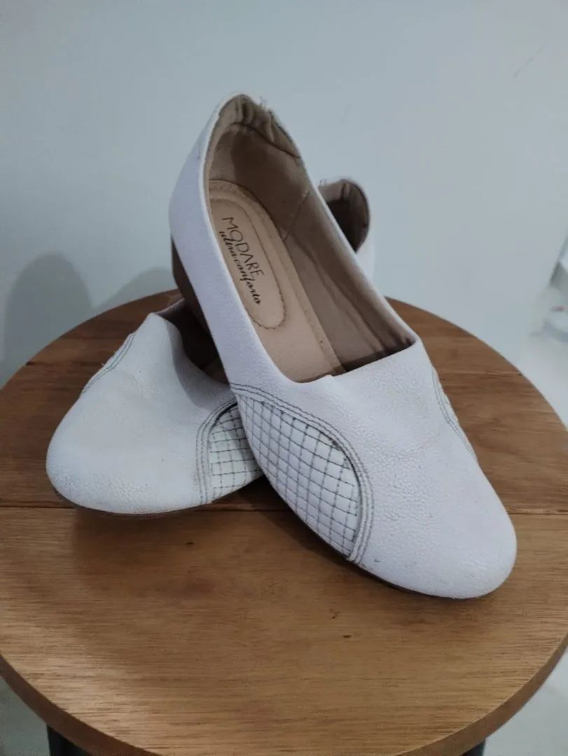 Botas brancas de cano curto e sapatos  - Foto 4