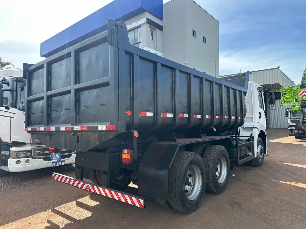 Volks Constellation 19-320 Caçamba 6x2 trucado  - Foto 8