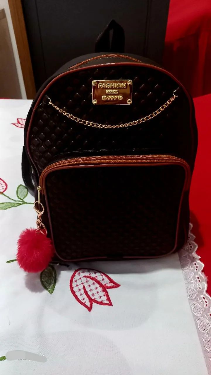 Mochila feminina marrom com chaveiro - Foto 2