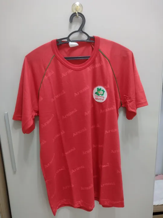 02 Calças e 02 camisas do colégio Aruanã
