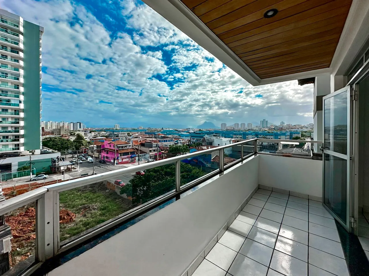 Último andar, perto do mar, com varanda ampla e vista livre! - Praia de Itaparica
