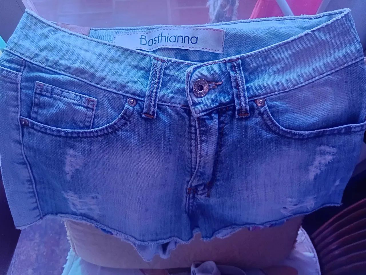 Short jeans com telhes nos bolsos em xadrez 