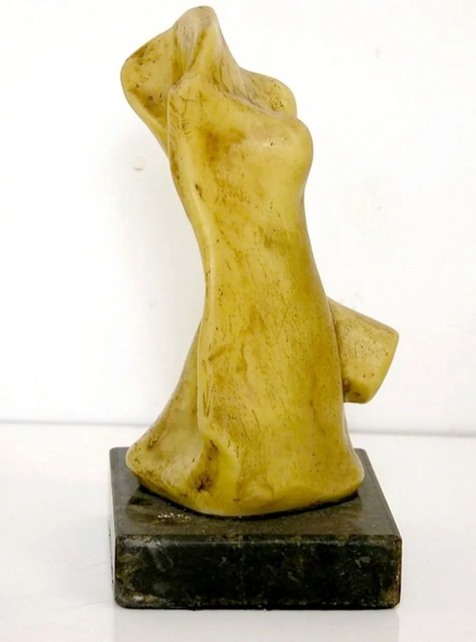 Escultura representando corpo feminino - Foto 4