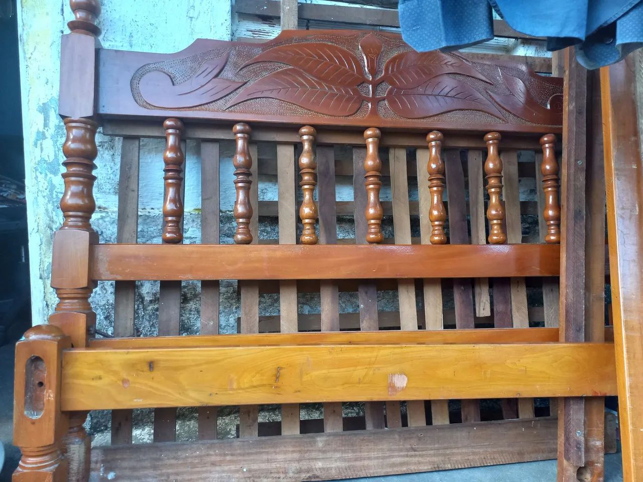 Vendo cama de casal de madeira usada  - Foto 2