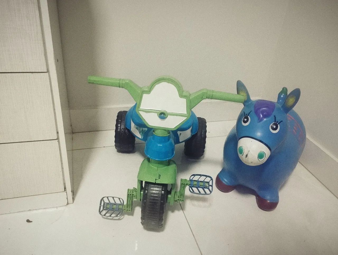 Brinquedos infantis - Triciclo e cavalinho de mola - Foto 2