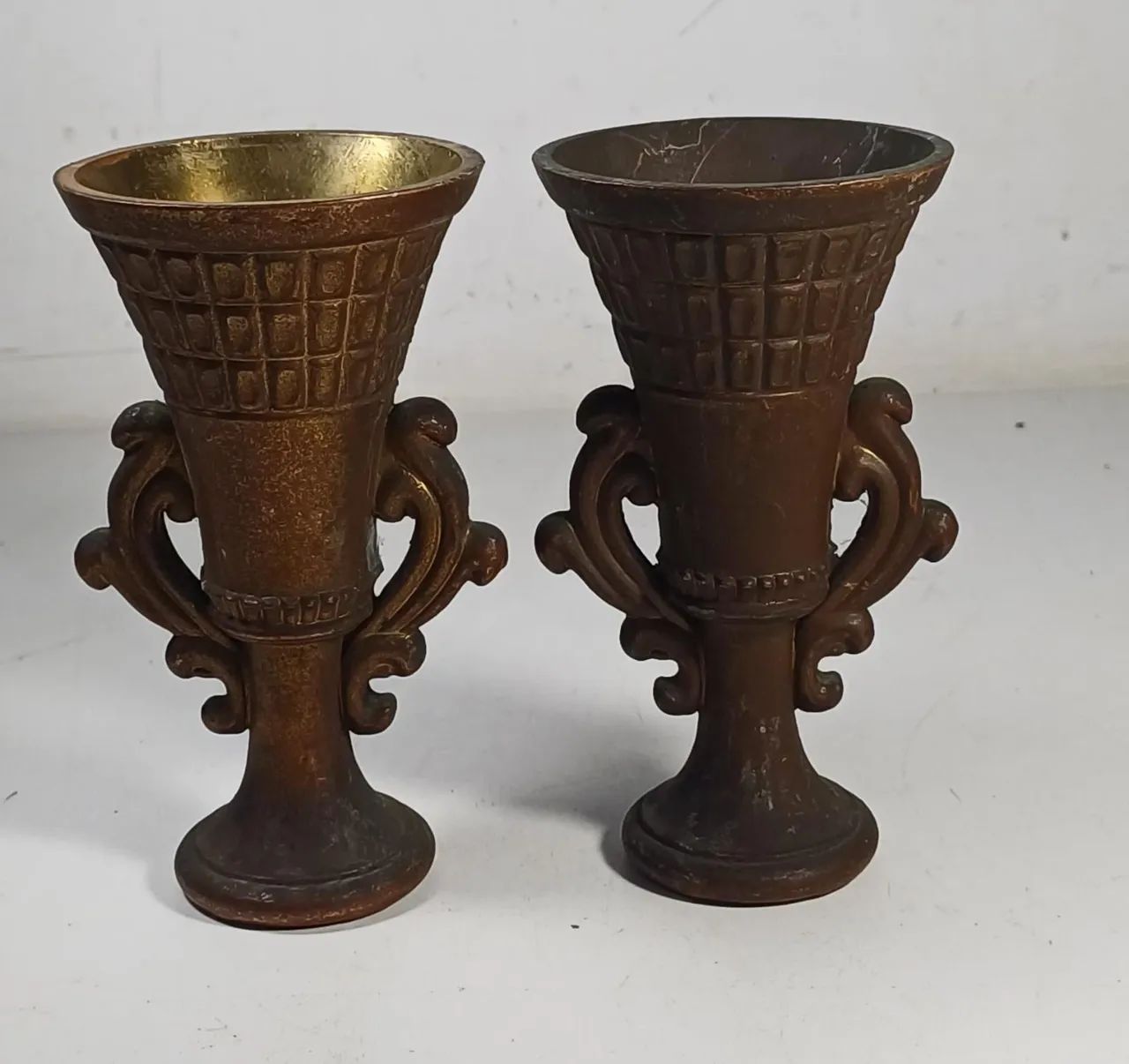 Par de Vasos Ânforas  de Bronze Antigo 12cm - Foto 2