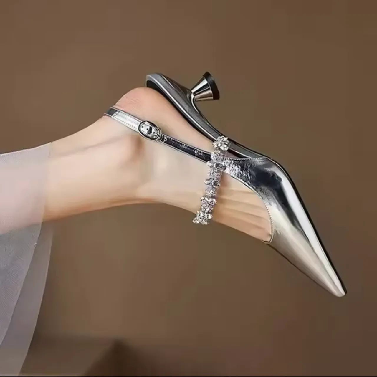 Sapato prata de festa. Novo. Salto 2cm. Lindo. 