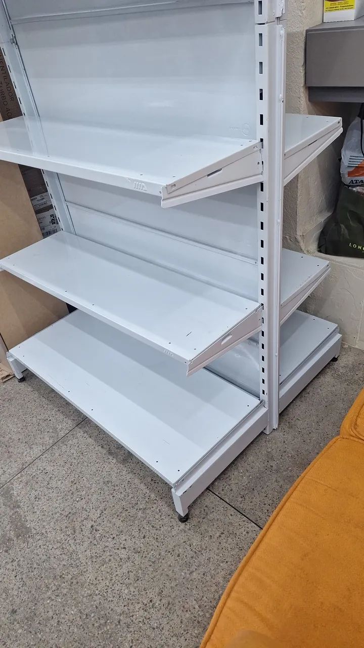 Gôndola de metal branca para loja