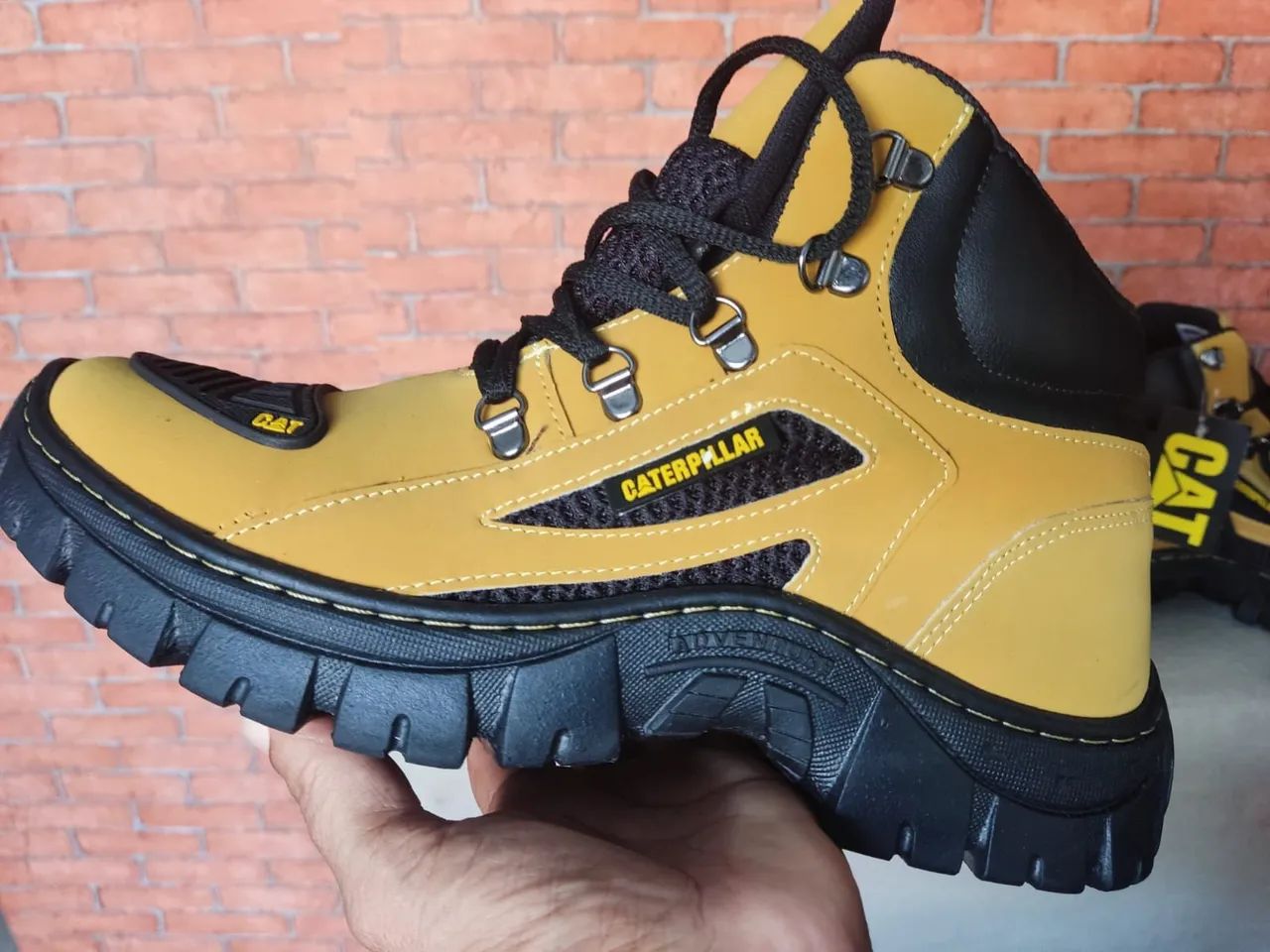 Bota Caterpillar Amarela - Conforto e Estilo! - Foto 3