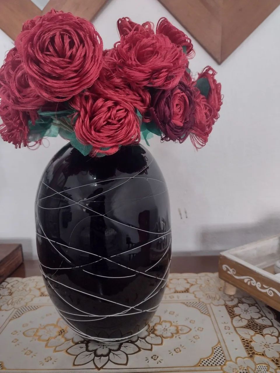 Vaso/jarro em cerâmica, preto com linhas brancas