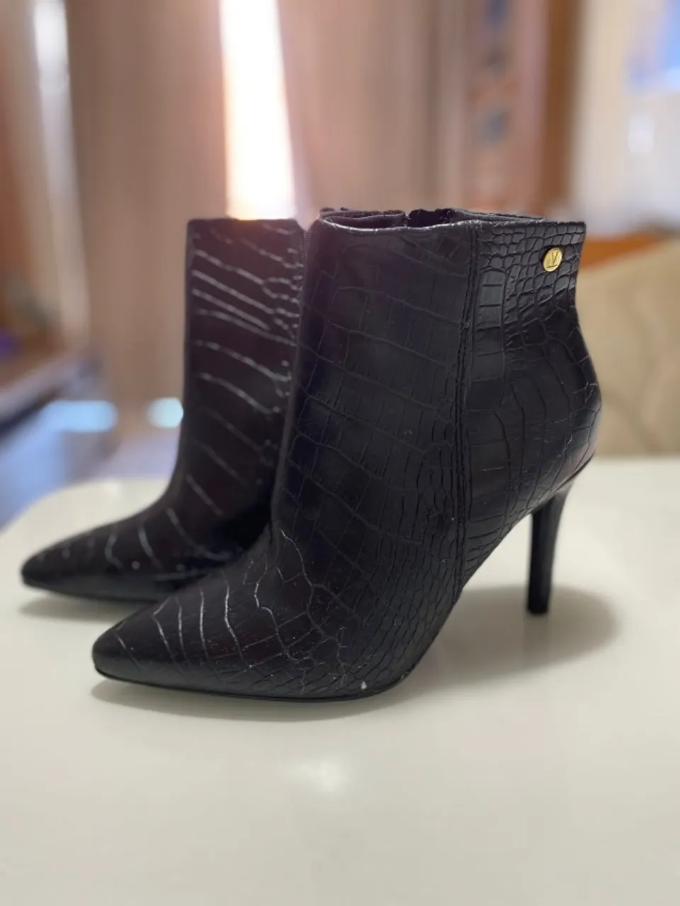 Bota feminina em courino da marca Vizzano, salto e bico finos na cor preta.