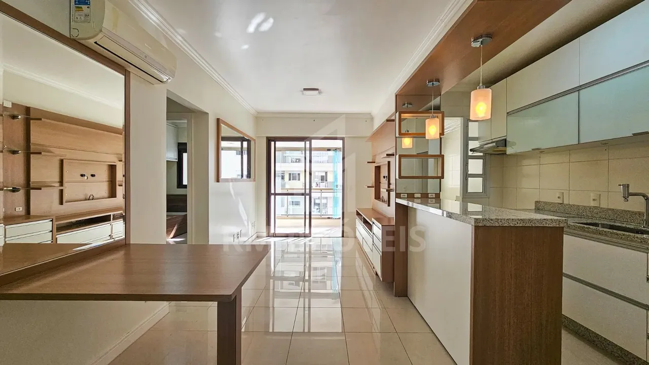 Apartamento semimobiliado de 2 dormitórios, sendo 1 suíte, e 1 vaga de garagem, em condomí