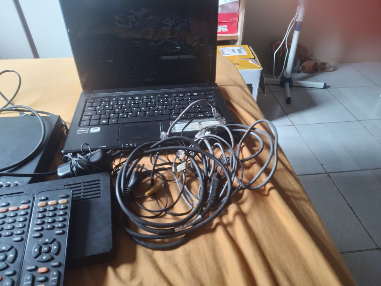 Notebook com defeito somente pra retirar pessas e tem outros itens junto no anuncio ,