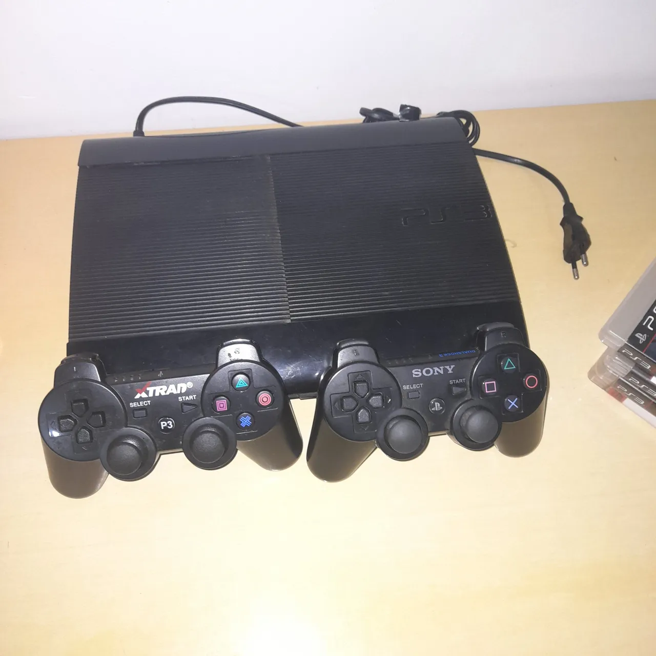 Playstation 3 Slim com 2 controles