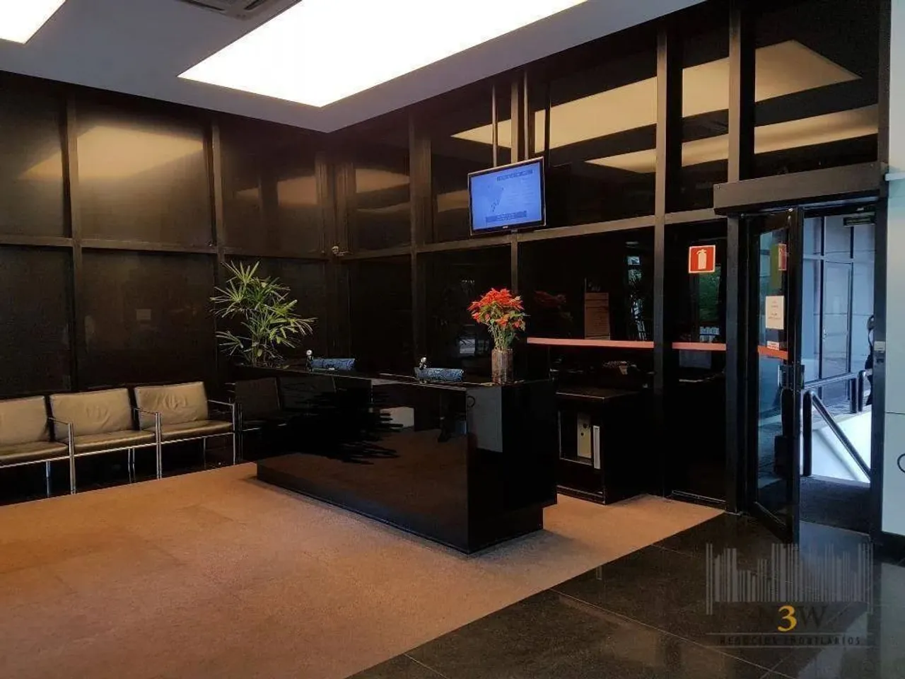 Sala comercial para locação na Lapa São Paulo SP com vão livre, 4 banheiros e 7 vagas de g