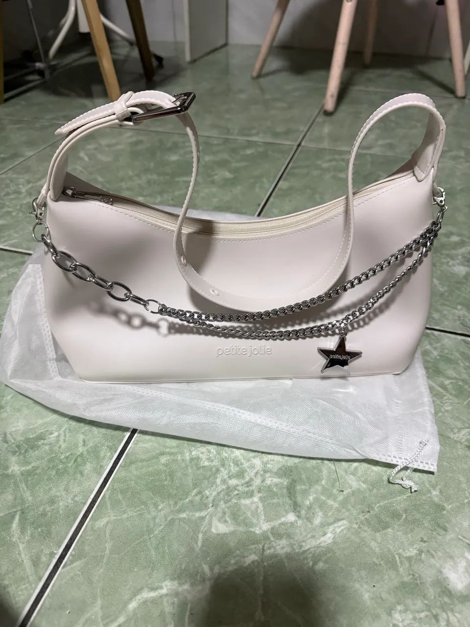 Vendo bolsa Petite Jolie na cor branca.