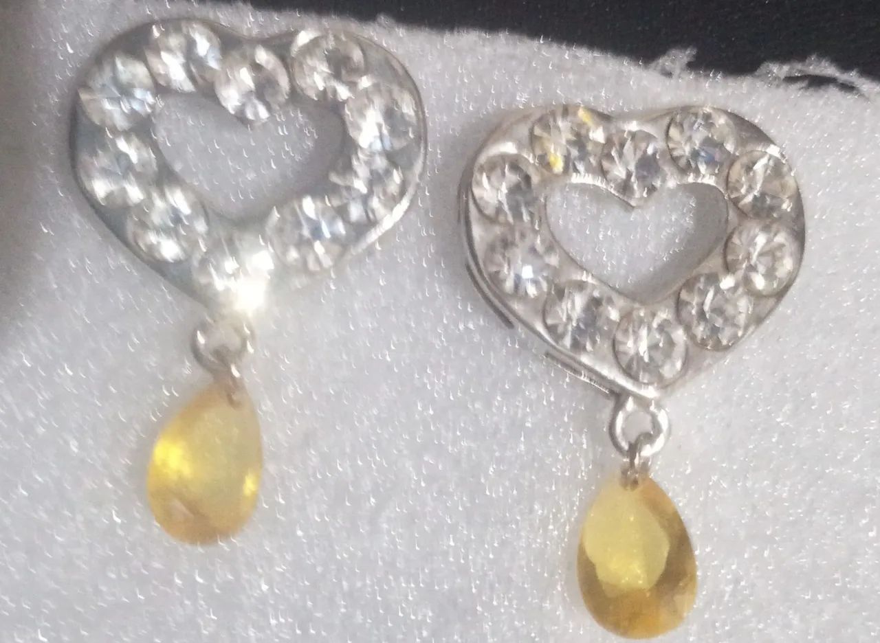 Brincos de Coração com Pedras e Gota Amarela