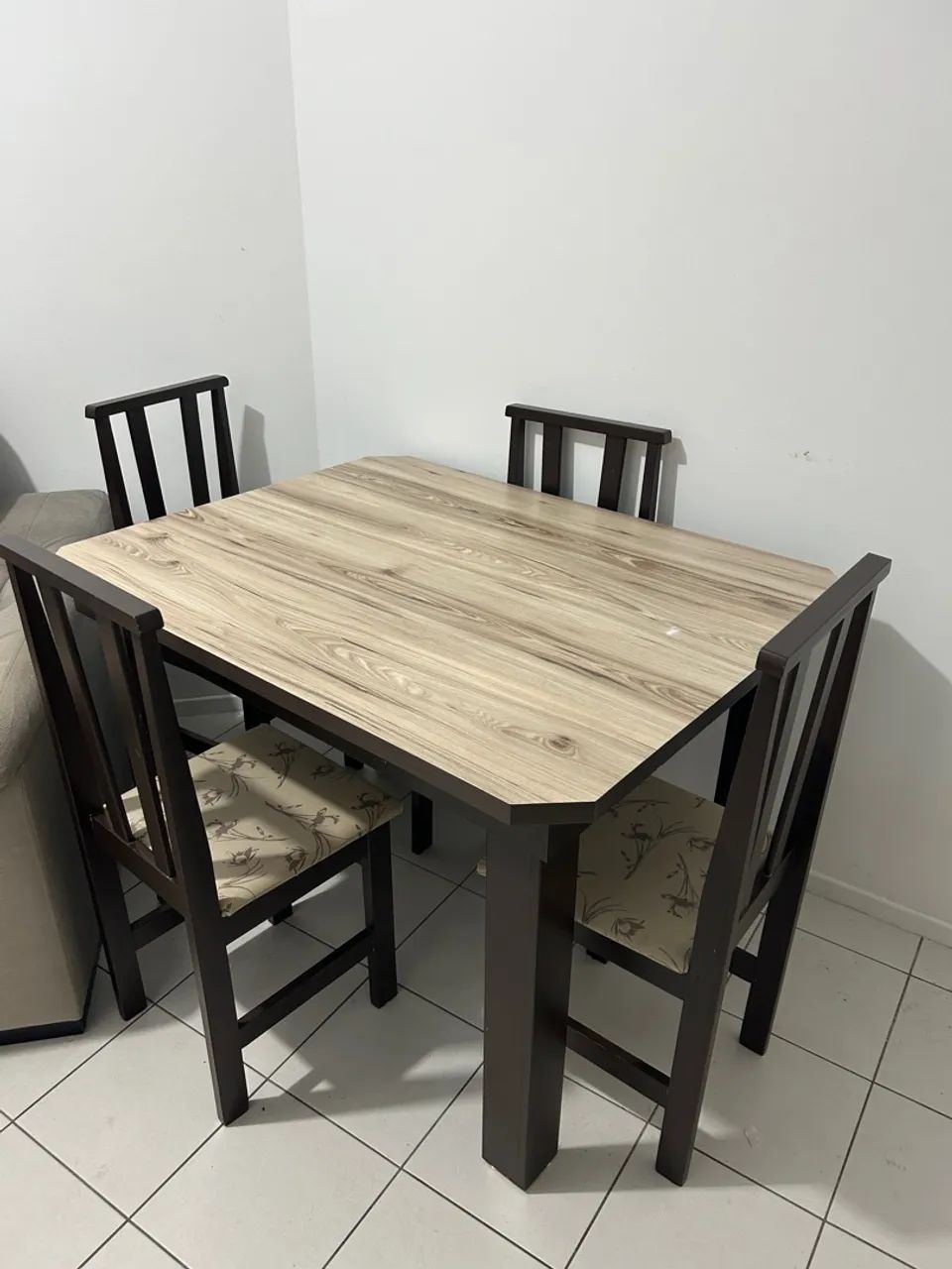 Mesa de Jantar 4 Cadeiras