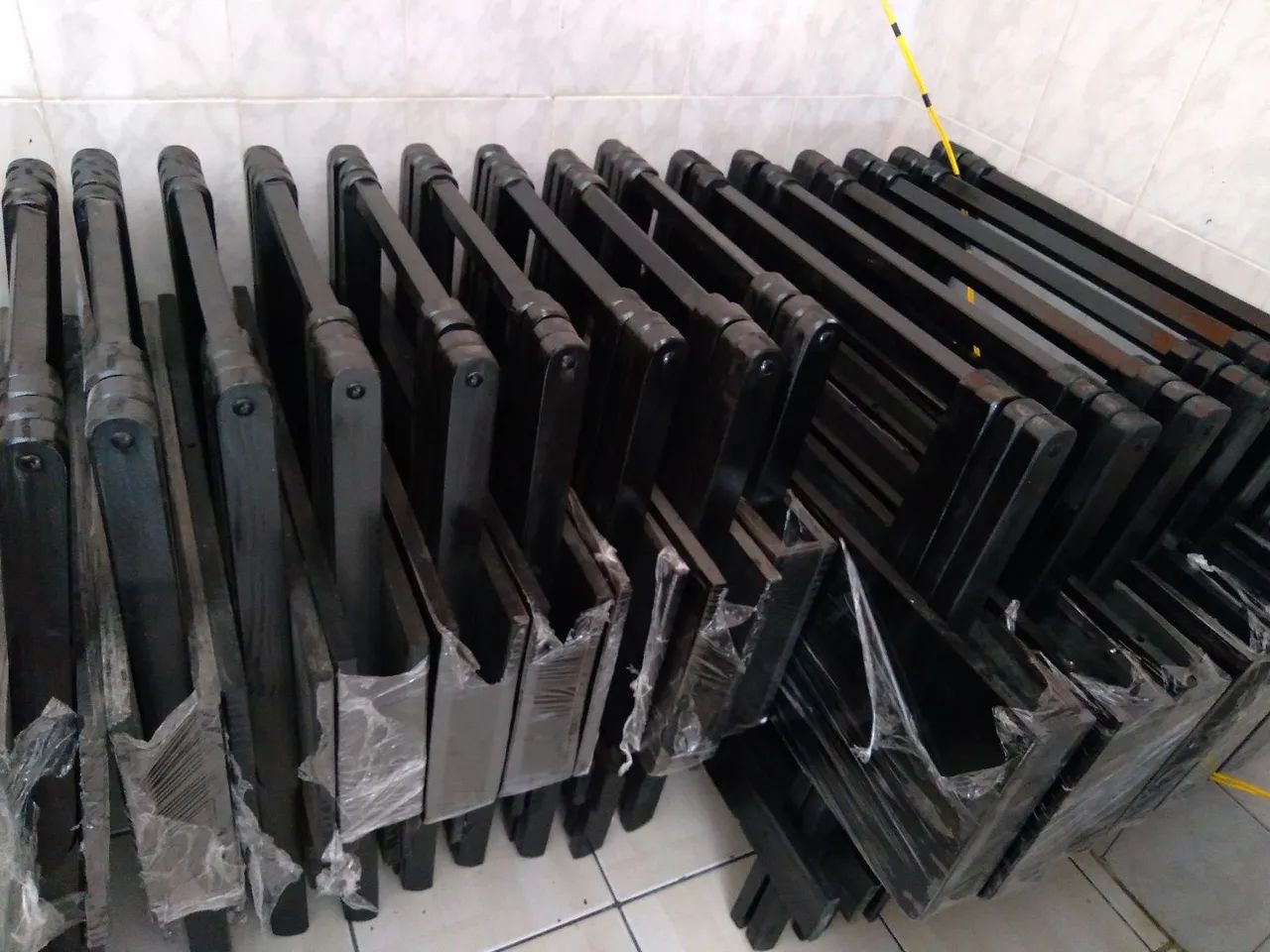 Jogos de Mesa de Madeira com 4 Cadeiras - Foto 5