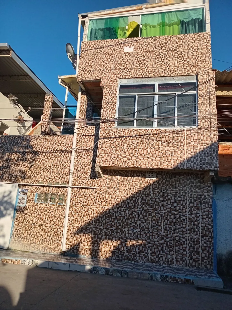 Prédio em Campo Grande com 3 apartamentos e 2 kitnets amplas.