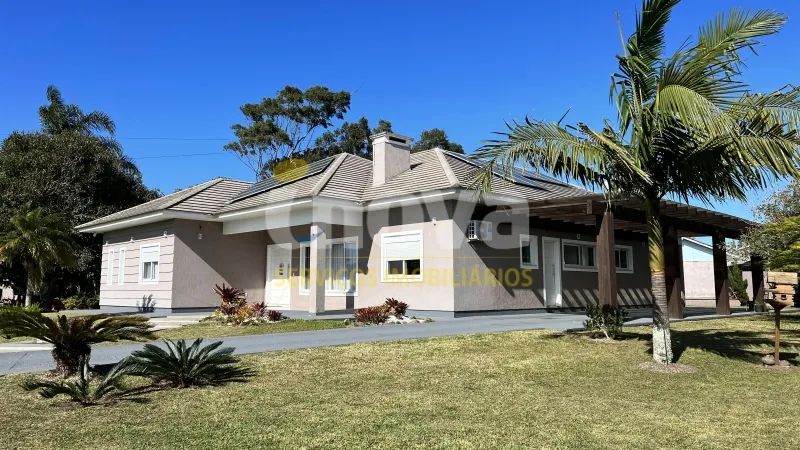 LINDA CASA COM 03 SUÍTES EM CONDOMÍNIO EM TRAMANDAÍ
