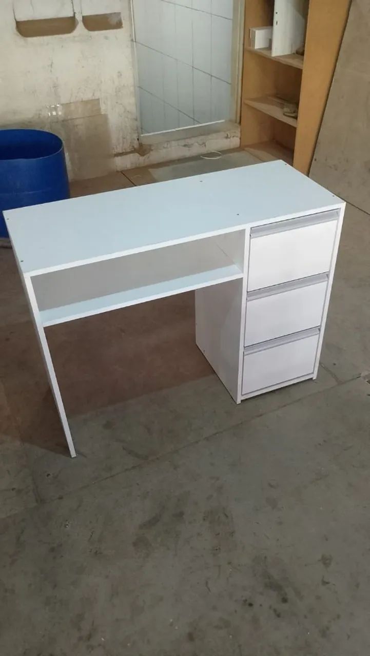 Mesa de Escritório Branca com Gavetas