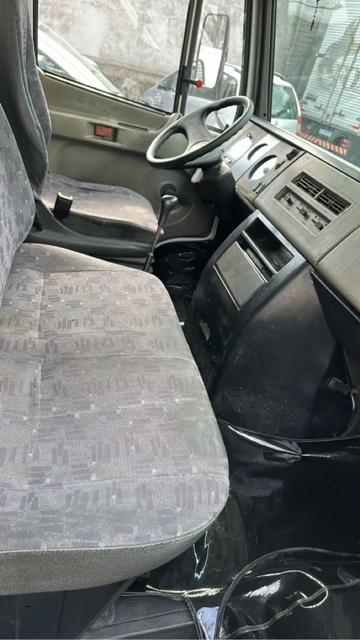 Caminhão Mercedes-Benz 710 Plus Baú em ótimo estado de conservação  - Foto 5