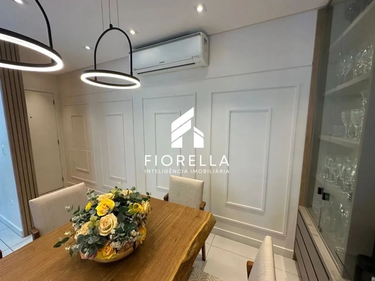 Apartamento com 03 dormitórios, sendo 01 suíte e 02 vagas de garagem no bairro Campinas - 