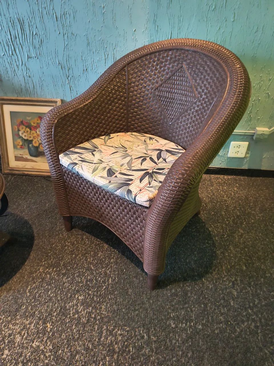 Par de Poltronas em Polietileno e mesa de apoio - Foto 2