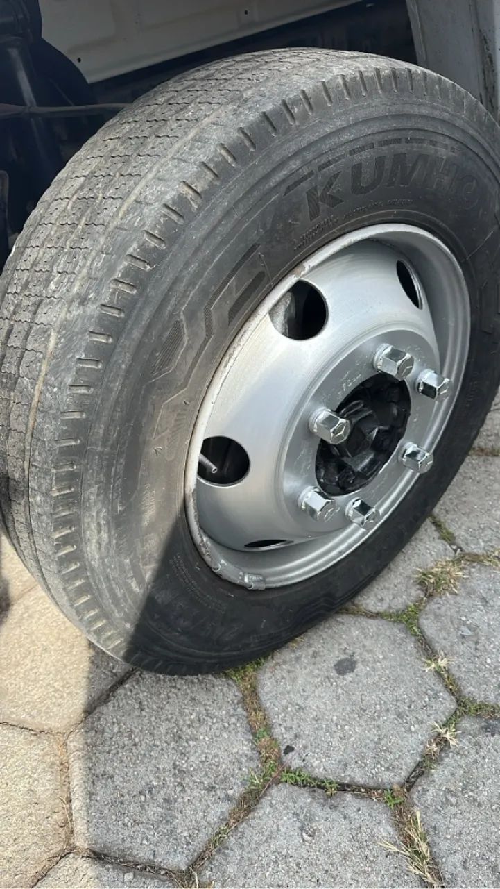 Caminhão Mercedes-Benz 710 Plus Baú em ótimo estado de conservação  - Foto 8