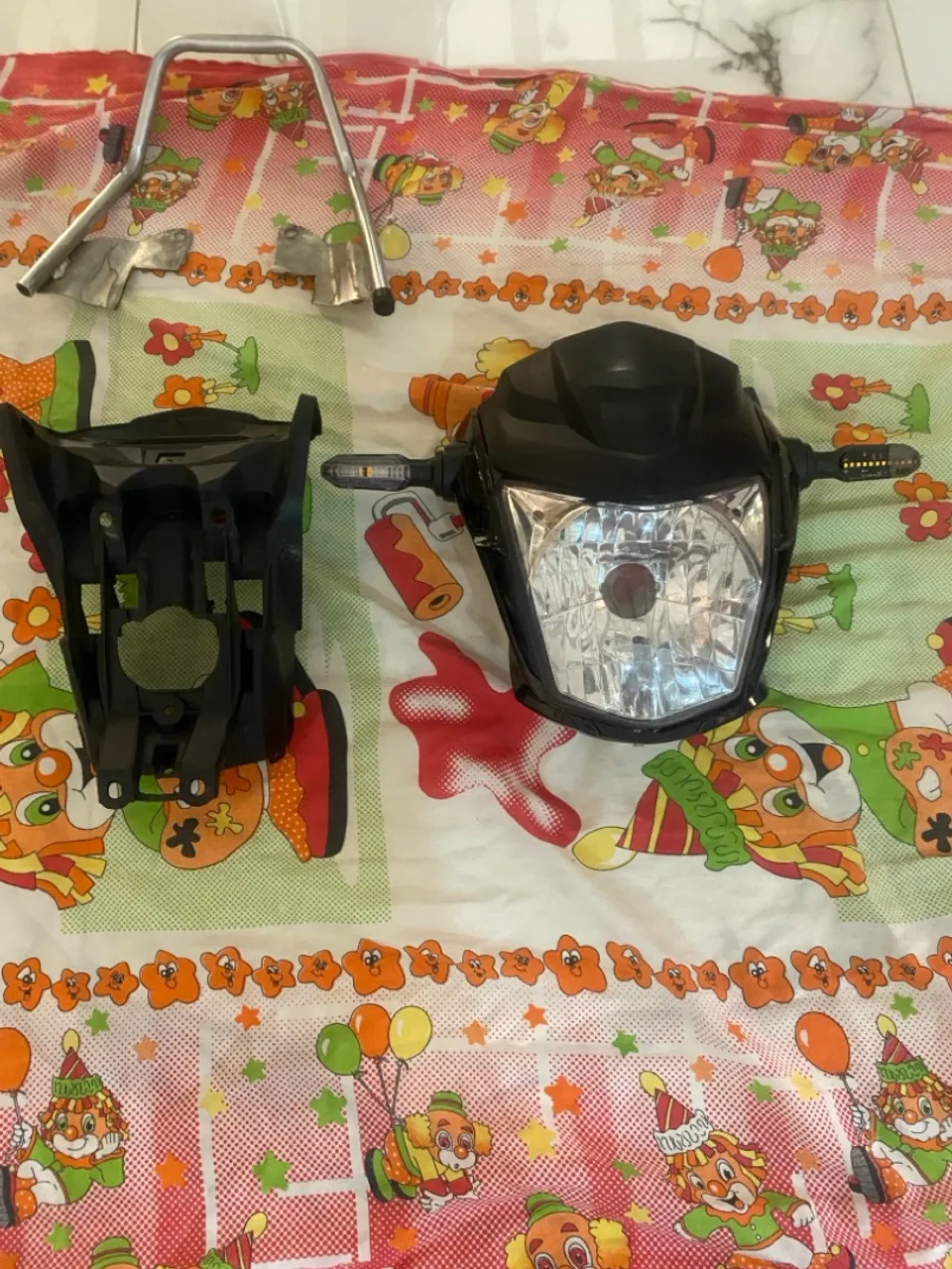 Peças de moto - Farol, suporte e carenagem