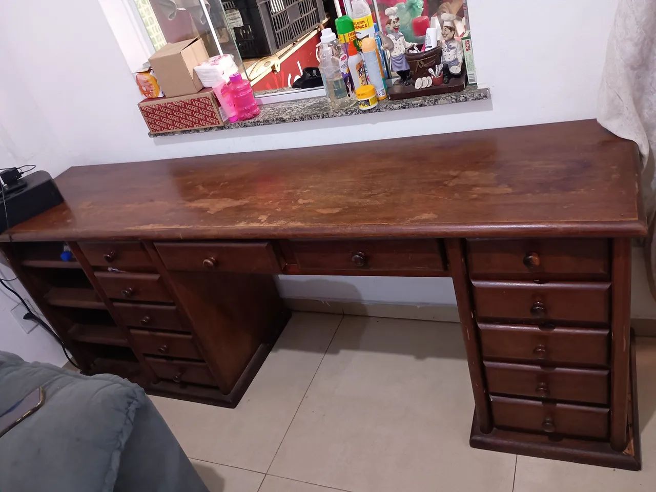 Mesa de escritório de madeira com gavetas