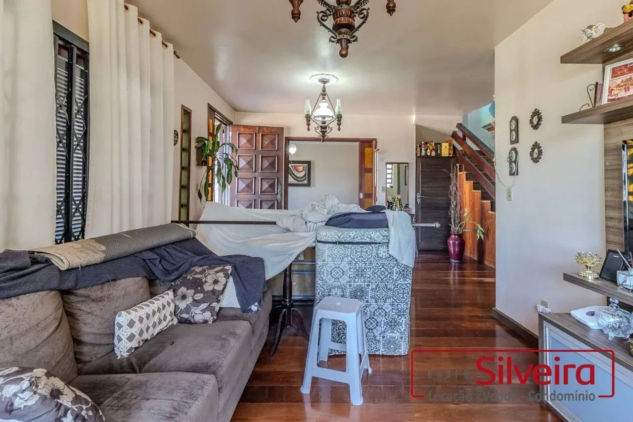 Casa Residencial com 5 dormitórios, sendo 1 suíte, e 3 vagas de garagem no bairro Teresópo - Foto 2