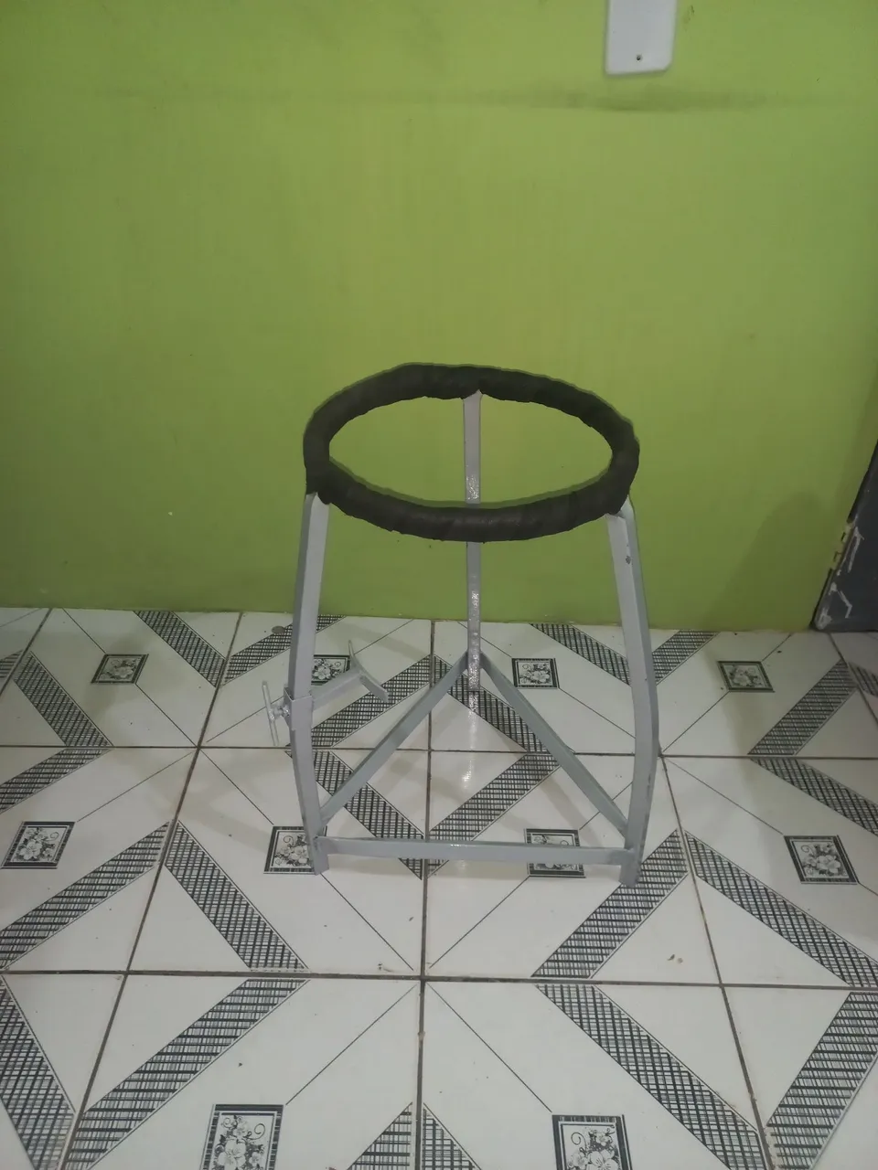 Suporte tripe para timbal