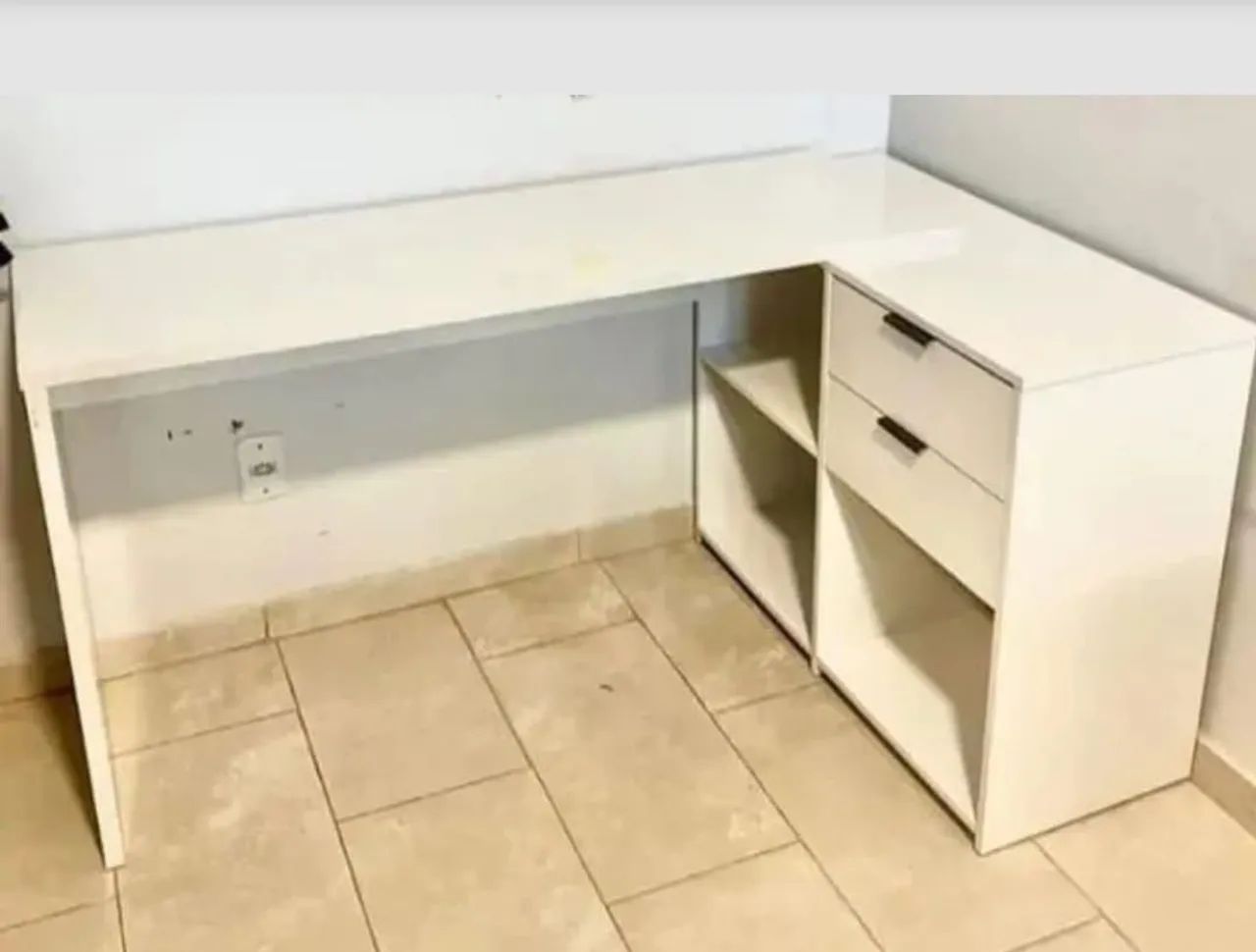 Mesa em L Branca com Prateleiras e posições 