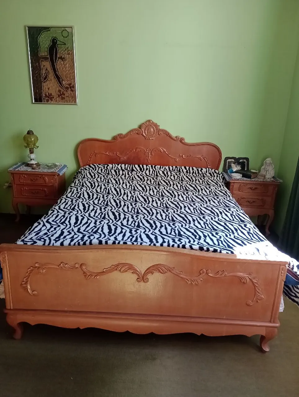 Cama de Casal Clássica com Detalhes Entalhados