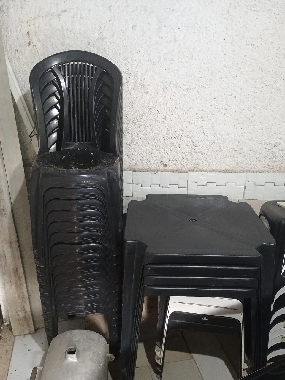 Conjunto de mesas e cadeiras de plástico
