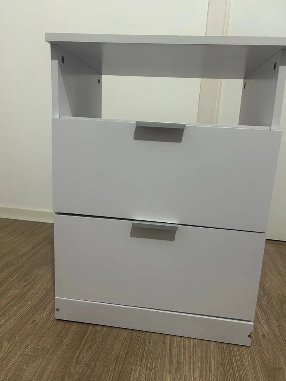 Mesa de cabeceira (criado-mudo) com duas gavetas - Foto 3