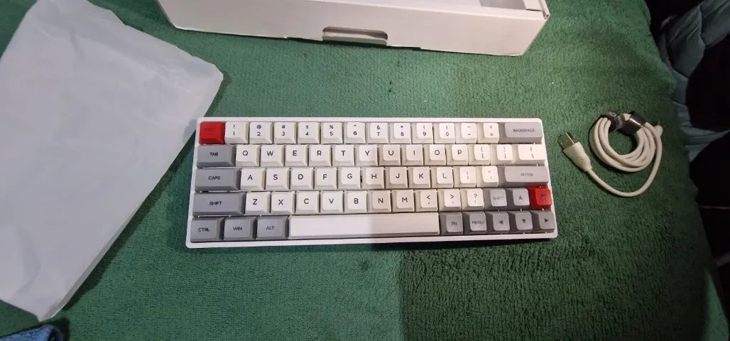 Teclado Mecânico 60% RGB - Com Software Avançado - Modelo Branco - Foto 3