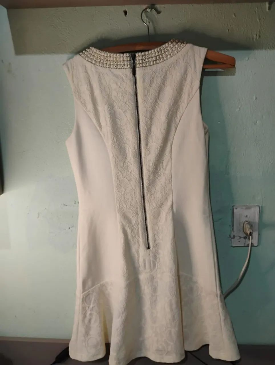 Vestido Branco com Detalhe Bordado no Decote - Foto 2