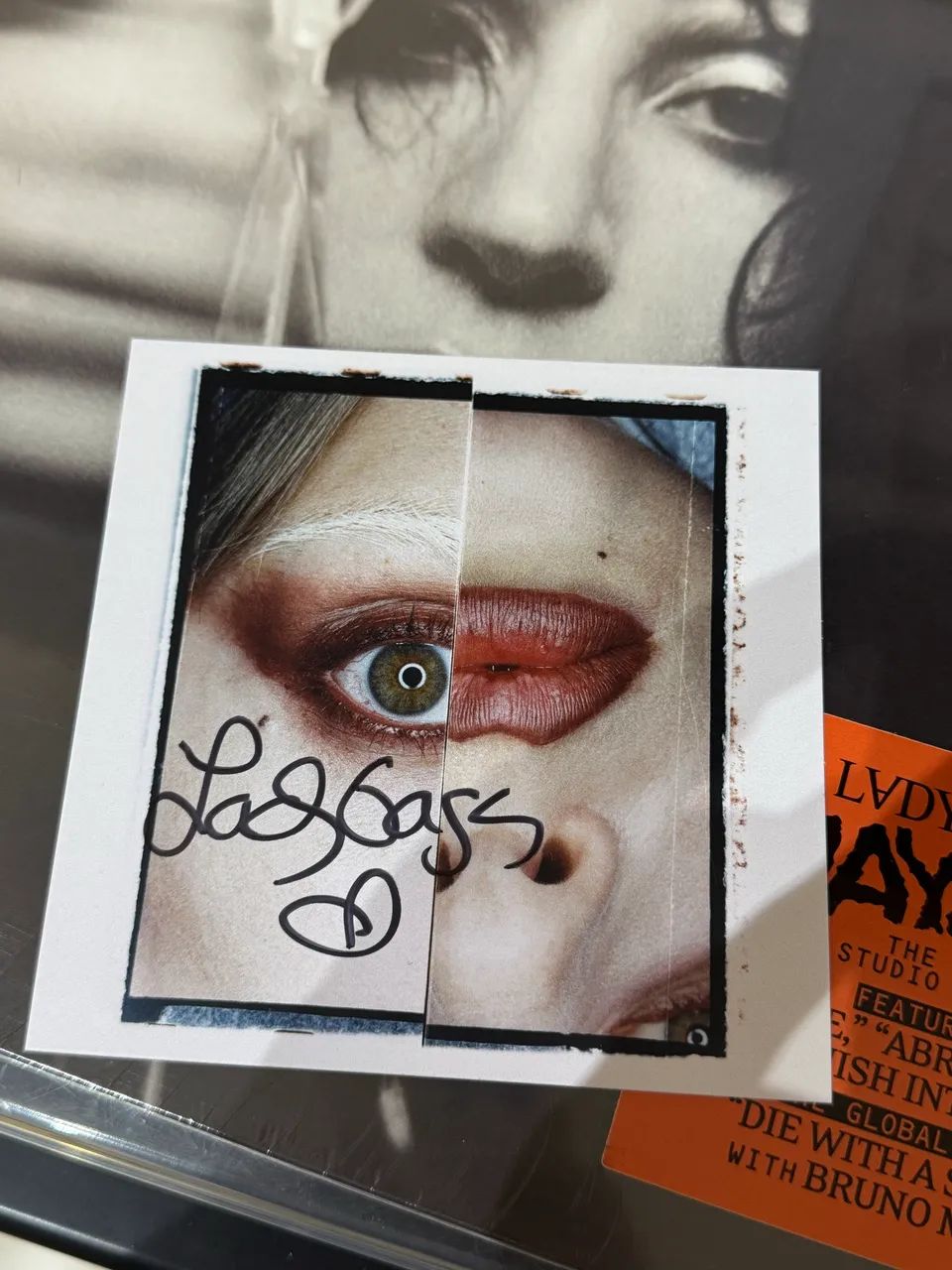 lady gaga - mayhem (vinil standard + card autografado) - Foto 3