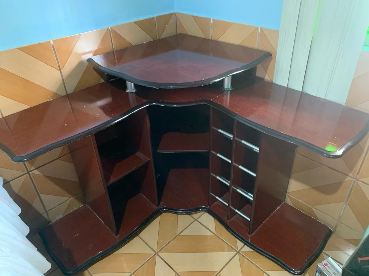 Rack de Canto Elegante em Madeira