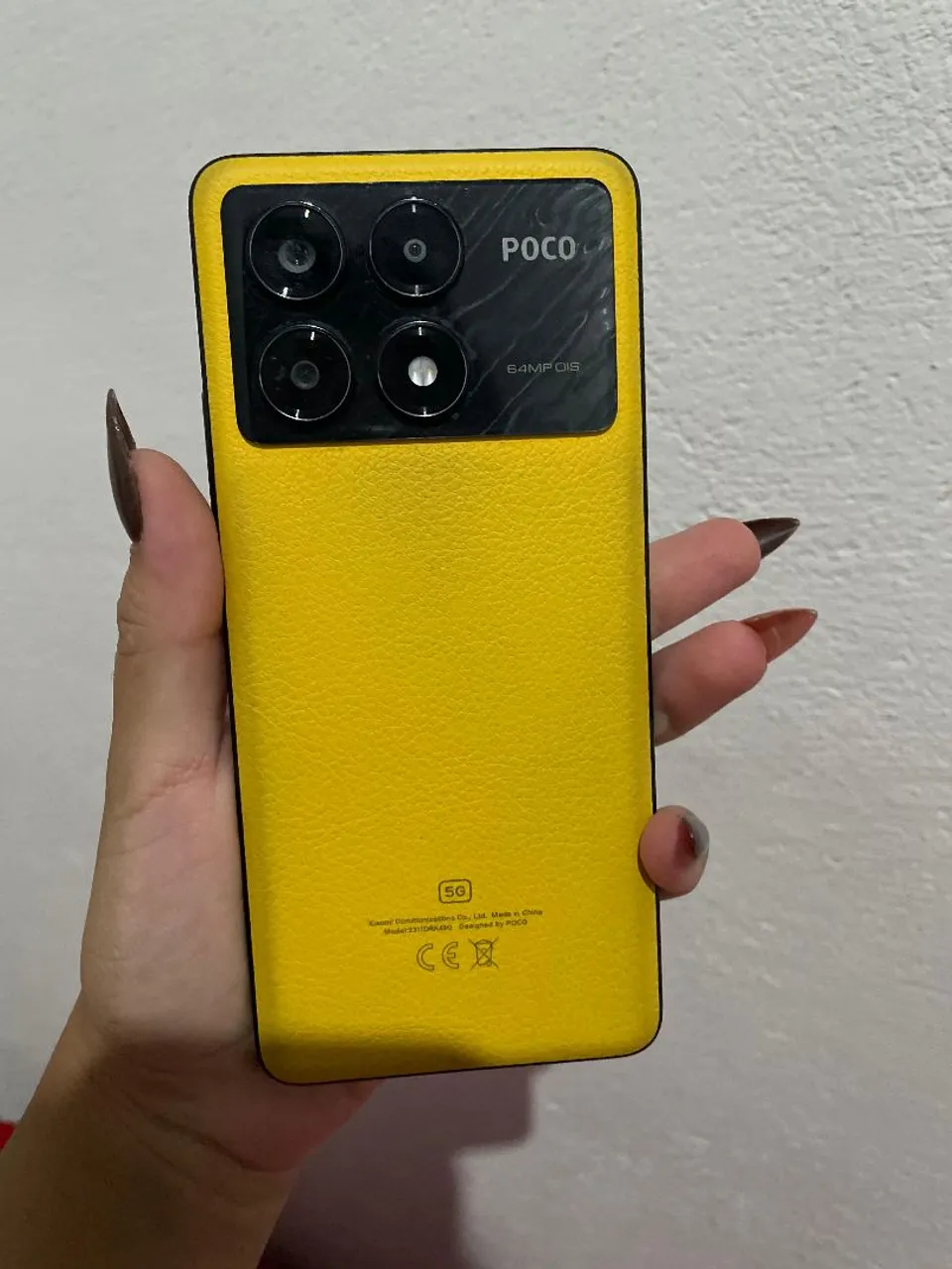 O celular é um POCO X6 PRO, com um design moderno e elegante