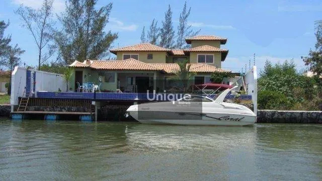Excelente casa à beira do Canal em Búzios.
