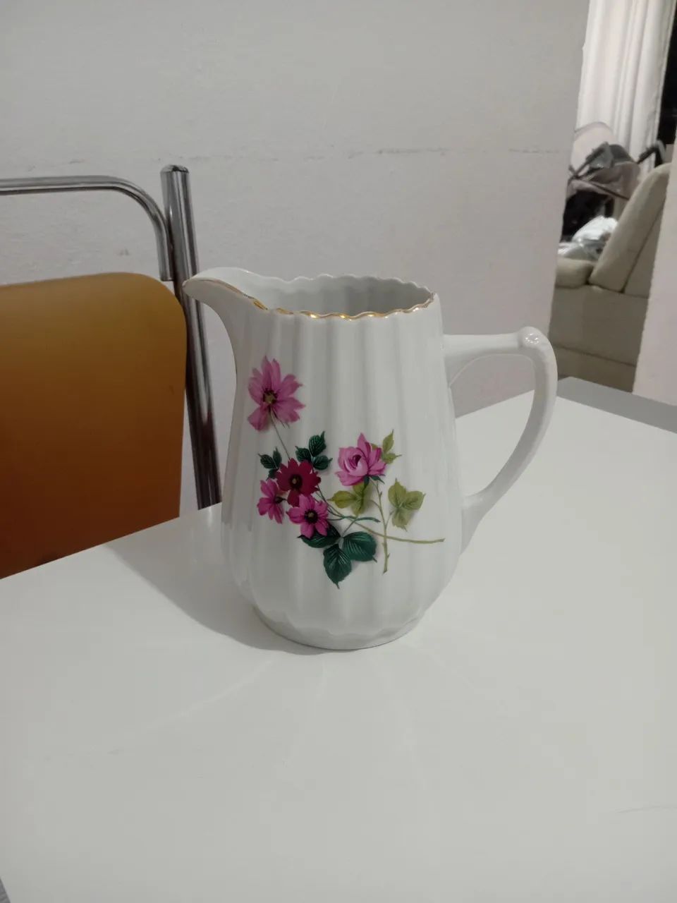 Jarro de porcelana com flores
